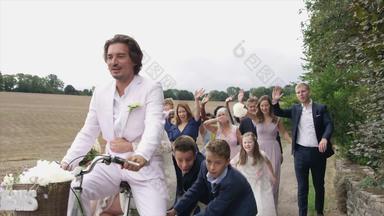 斯洛客人新婚夫妇骑自行车农村景观丁顿威尔特郡曼联王国