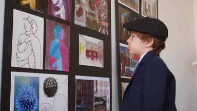 男孩看图片艺术画廊年轻的男孩<strong>艺术图片</strong>有创意的画廊现代绘画艺术博物馆艺术作品展览