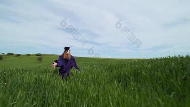 毕业女孩运行绿色场红色的郁金香扔帽空气虚拟毕业社会距离概念