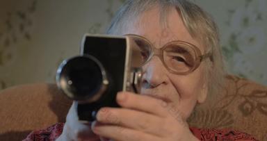 上了年纪的女人复古的相机首页