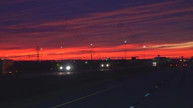 美国号州际公路高速公路美妙的日落忙晚上交通高速公路