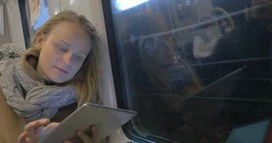 女人平板电脑住触摸地铁火车