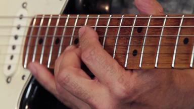 特写镜头吉他手的手指板吉他玩显示正确弯曲颤音技术