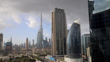 阿联酋迪拜约云滚动变黑迪拜天际线迪拜塔哈利法塔覆盖风暴云蓝色的天空快移动云视图阳光明媚的一天