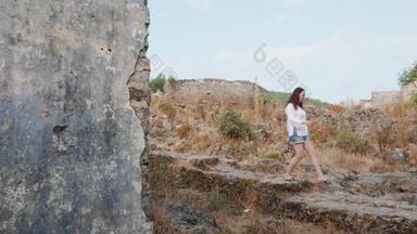旅游女人走岩石<strong>激起</strong>山夏天旅行旅行女性多石的楼梯陡峭的山假期