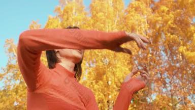 快乐女人跳舞秋天公园美丽的女人培训跳舞户外锻炼公园橙色树背景健身女人培训编排锻炼城市公园