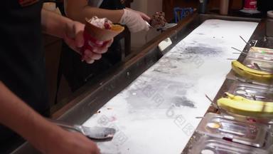 手工制作的冰奶油咖啡馆过程准备手工制作的冰奶油糖果商店