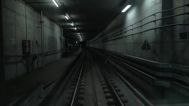 小屋视图火车移动黑暗地铁隧道