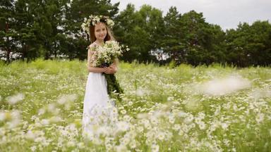 可爱的青少年女孩白色衣服花环头花束花草地