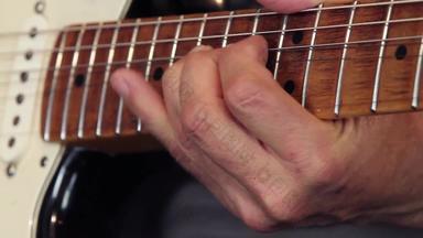 特写镜头吉他手的手脖子吉他玩显示正确弯曲释放技术