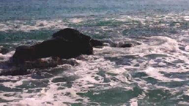 海波崩溃石头<strong>狂风暴雨</strong>的海眩光水黑色的海