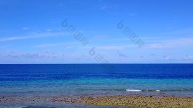 空<strong>中天</strong>空田园湾海滩假期蓝色的海白色桑迪背景