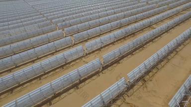 无人机拍摄太阳能面板农场太阳能面板空中飞行可再生能源