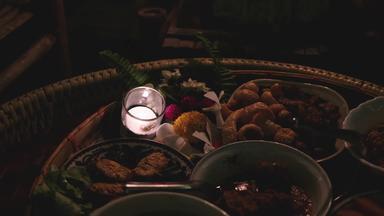 传统的食物木托盘晚餐餐蜡烛光晚上