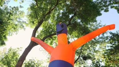 空气通用的广告标志充气橙色古怪的舞者管男人。<strong>摇摇欲坠</strong>的武器邀请城市公园假期万圣节古怪的挥舞着充气管男人。冒险公园