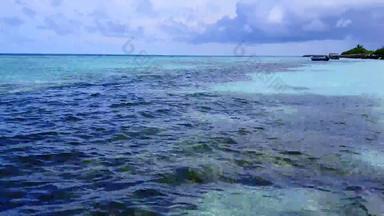 空<strong>中天</strong>空异国情调的湾海滩打破清晰的环礁湖明亮的桑迪背景