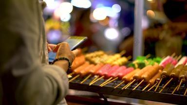女人智能手机支付钱街食物亚洲