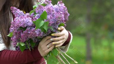 女人持有花束紫丁香开花