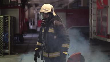 消防队员肖像穿完整的设备氧气面具权力液压切割工具烟火卡车背景