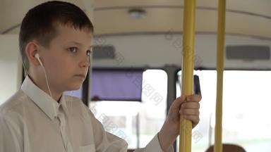 特写镜头拍摄年轻的男孩旅行公共汽车城市听音乐