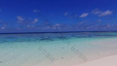 浪漫的海景宁静的度假胜地海滩野生动物蓝色的海洋白色沙子背景礁