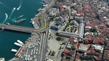 大集市伊斯坦布尔横跨博斯普鲁斯海峡桥车交通清真寺建设空中视图