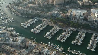 多个游艇帆船游艇港口马耳他美丽的阳光空中视图