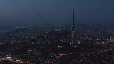 宽视图巨大的塔伊斯坦布尔清真寺山背景晚上空中无人机拍摄