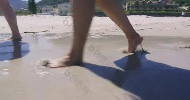 女性走光着脚桑迪海滩角小镇南非洲