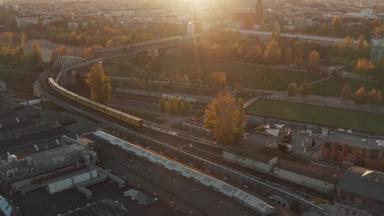 地铁火车空中的角度来看通过桥公共公园柏林德国黄色的橙色秋天颜色日落金光