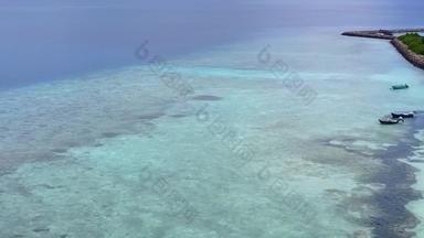 空<strong>中天</strong>空田园岛海滩打破清晰的环礁湖白色桑迪背景