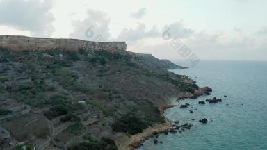海岸线马耳他岛日落悬崖海洋波空中无人机的角度来看向前多莉