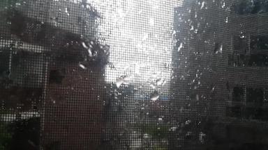 视图金属<strong>纱布</strong>窗户雨滴窗口玻璃