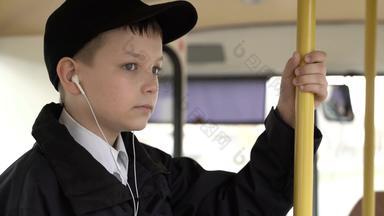 特写镜头拍摄年轻的<strong>男孩</strong>旅行公共汽车城市<strong>听音乐</strong>