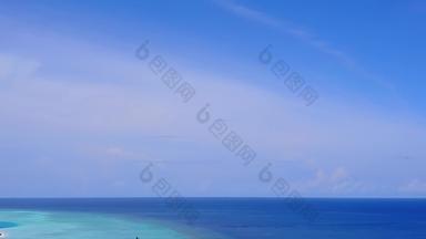 无人机空<strong>中天</strong>空<strong>天</strong>堂环礁湖海滩生活方式蓝色的海洋白色桑迪背景