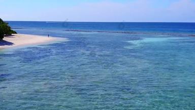 阳光明媚的旅游天堂海滨海滩假期蓝色的水白色桑迪背景手掌