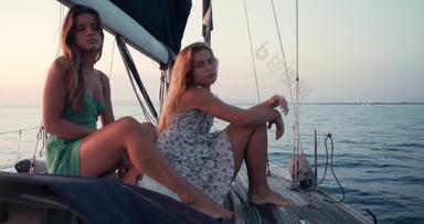 年轻的<strong>女性</strong>享受旅行帆船利古里亚海