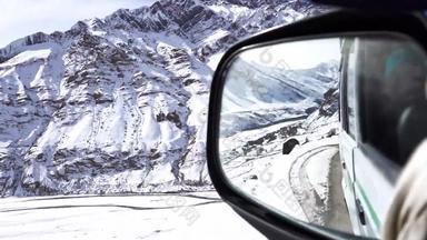 <strong>后</strong>视图镜子的角度来看车驱动粗糙的山地形冬天