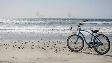 自行车巡洋舰自行车海洋海滩加州海岸美国<strong>夏</strong>季<strong>蓝色</strong>的<strong>周</strong>期沙子水波