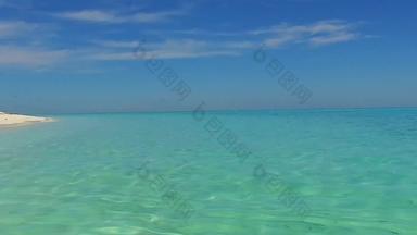 阳光明媚的海景田园海滨海滩假期蓝色的水白色沙子背景沙洲