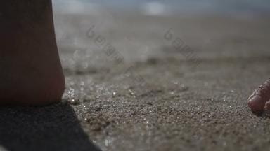 男人。走步<strong>进站</strong>金沙子海海滩超级慢运动低角拍摄男性腿走海洋光着脚桑迪海岸波夏天海岸线