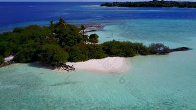 空中天空美丽的度假胜地海滩打破蓝色的环礁湖清洁沙子背景