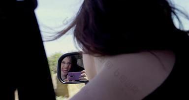 女人采取图片反映侧面图镜子旅行车角小镇南非洲