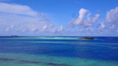 空中无人机旅游田园岛海滩打破蓝色的水白色沙子背景