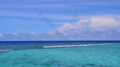 空中无人机天空海洋海岸海滩生活方式阿卡蓝色的海洋白色沙子背景