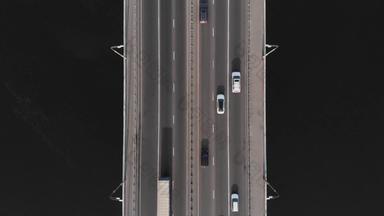 高速公路桥交通空中前视图汽车通过媒介速度