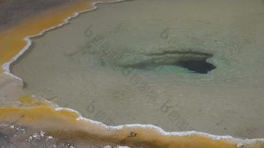 沸腾热水晶清晰的水喷泉黄石公园国家公园怀俄明美国