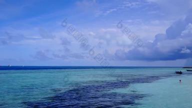 空中全景完美的度假胜地海滩生活方式蓝色的海白色桑迪背景