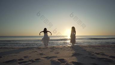 多民族的女朋友拥抱生活自然站海滨太阳提高开放<strong>武器</strong>天空日落黎明太阳反射平水