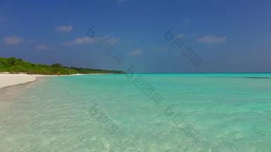 夏天景观热带环礁湖海滩打破蓝色的环礁湖明亮的桑迪背景冲浪